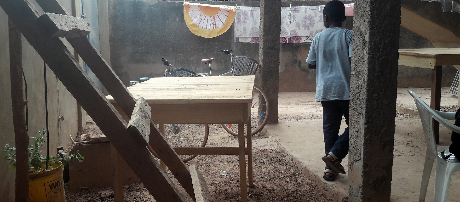 Bakom portarna till Abdias hus finns en liten innergård där familjen kan torka tvätt och parkera sina cyklar.