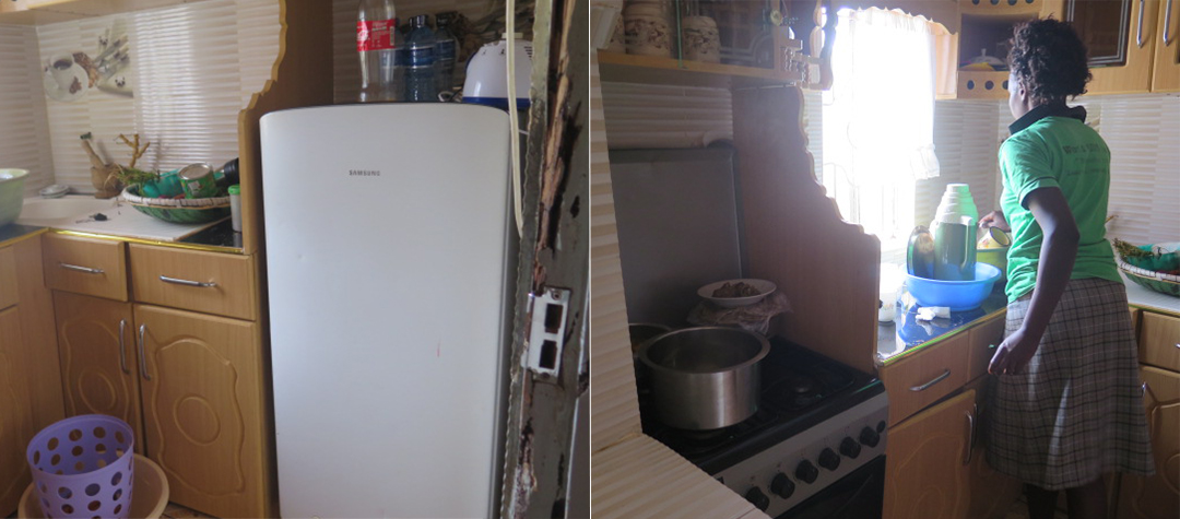 Många av husen runtomkring har inte elektricitet. Men Elvis har ett fint kök i sitt hus. Hans familj lagar mat inomhus på gasspis och har ett kylskåp som drivs av el.