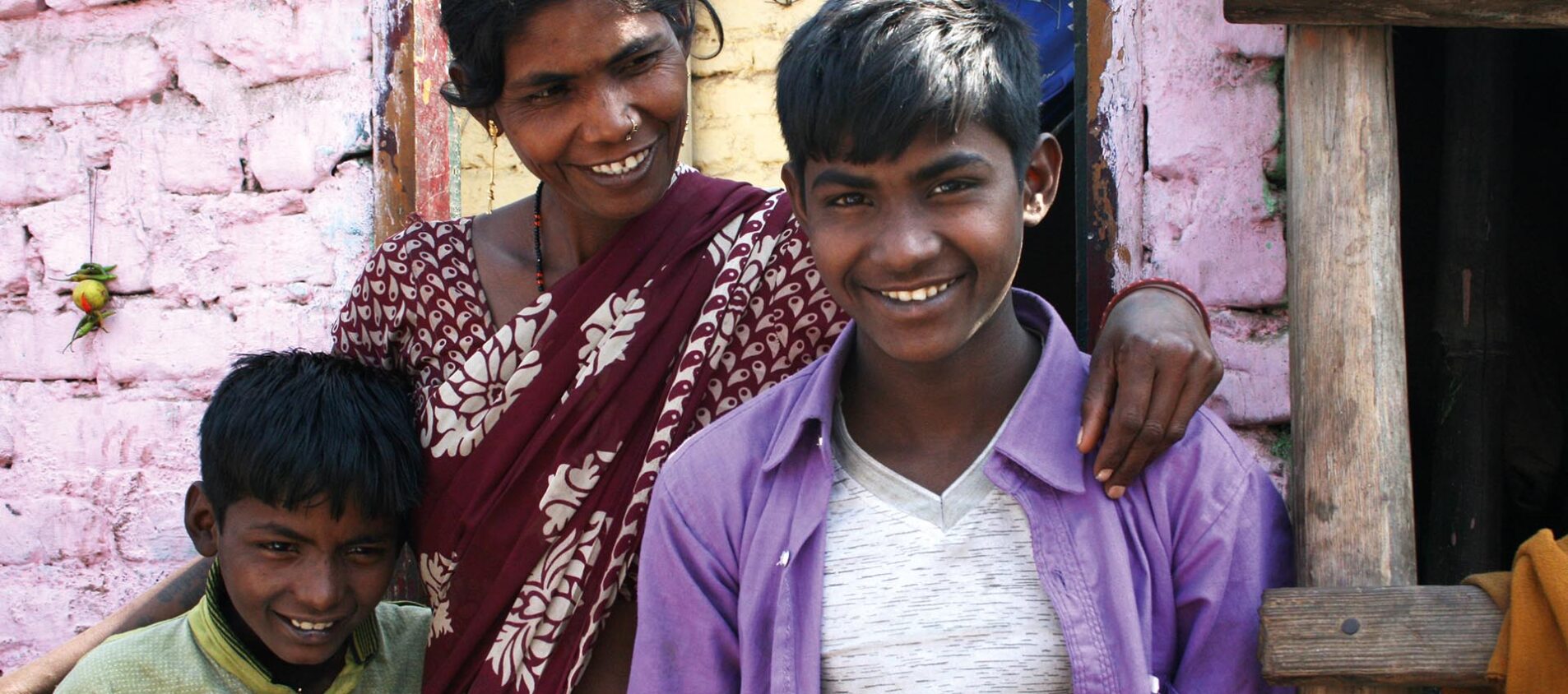 Här är mamma Geeta från Indien. Hon står här med sina söner Vinod 14 år och Sinod 10 år. Hon har också tre döttrar som heter Chanchal, Chandini och Payal.