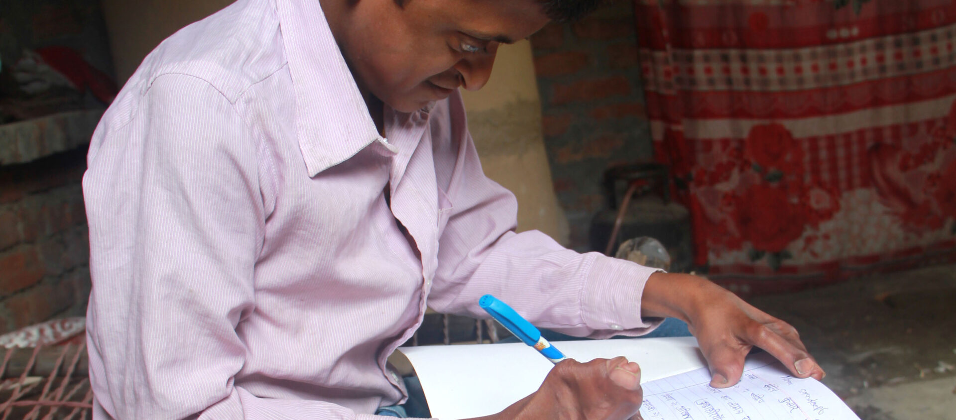 Organisationen såg också att Sandeep behövde en operation, och betalade för den. Efter operationen kunde Sandeep för första gången hålla i en penna och gå utan stöd.