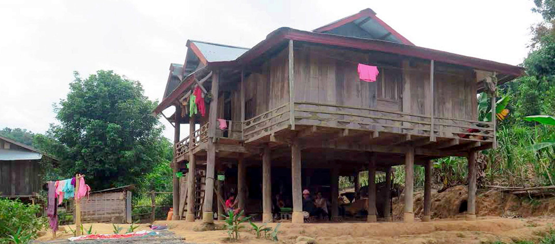 I norra Laos är husen byggda av trä för att det finns mycket skog. Husen är inte täta för det är varmt ute.