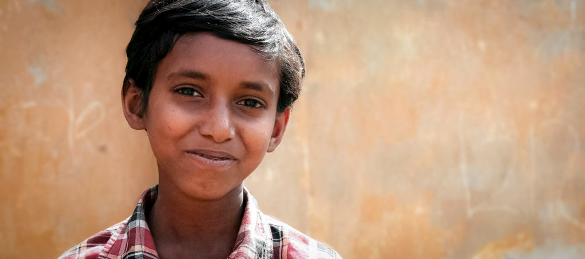 Sakir bor tillsammans med sin familj i utkanten av Indiens huvudstad New Delhi. De bor i stadens fattigaste delar, i slummen.