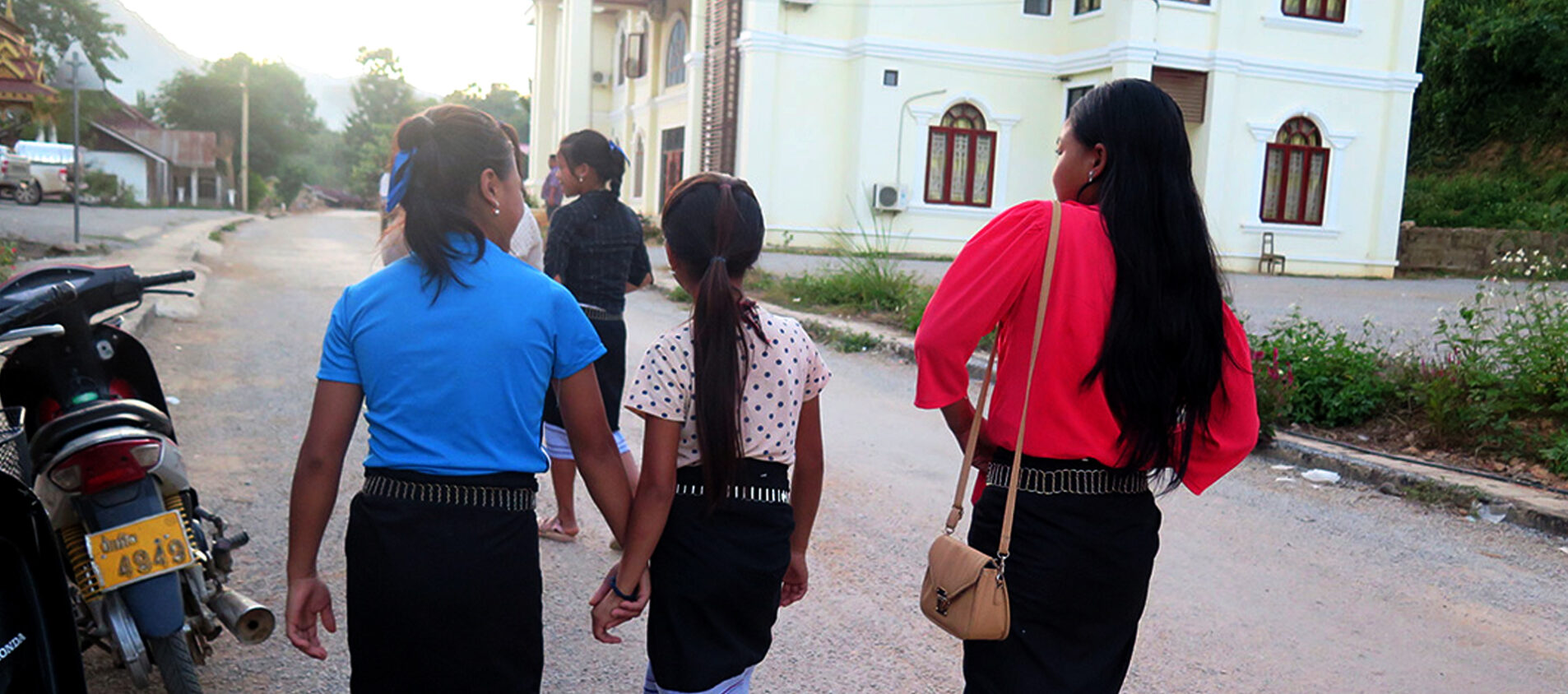 Elever i Laos på väg hem efter skoldagen.