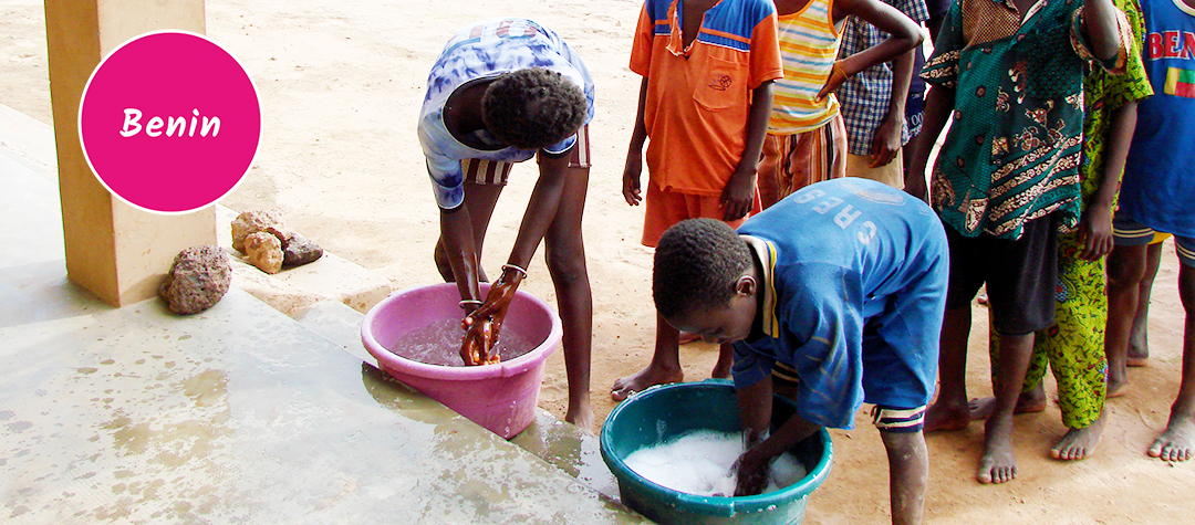 Barn som tvättar händerna i Benin
