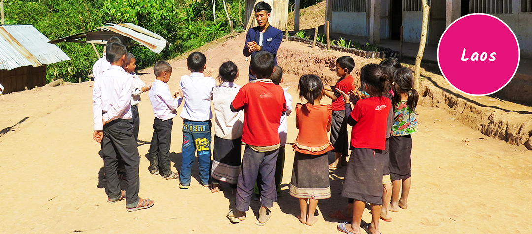 Barn som tvättar händerna i Laos