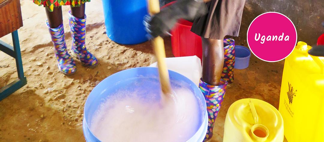 Barn som tvättar händerna i Uganda