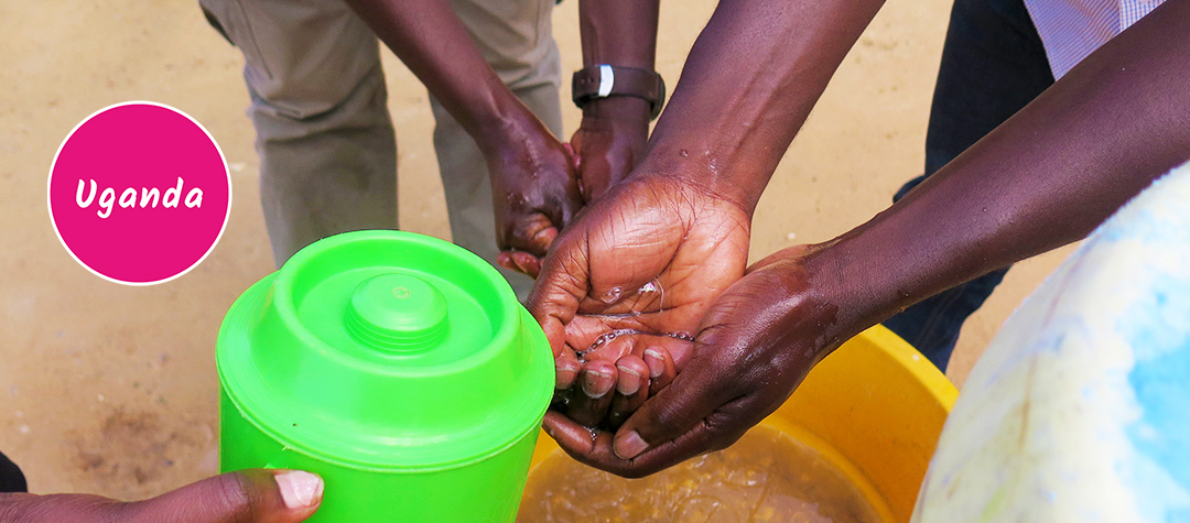 Barn som tvättar händerna i Uganda