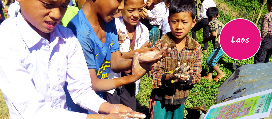 Barn som tvättar händerna i Laos
