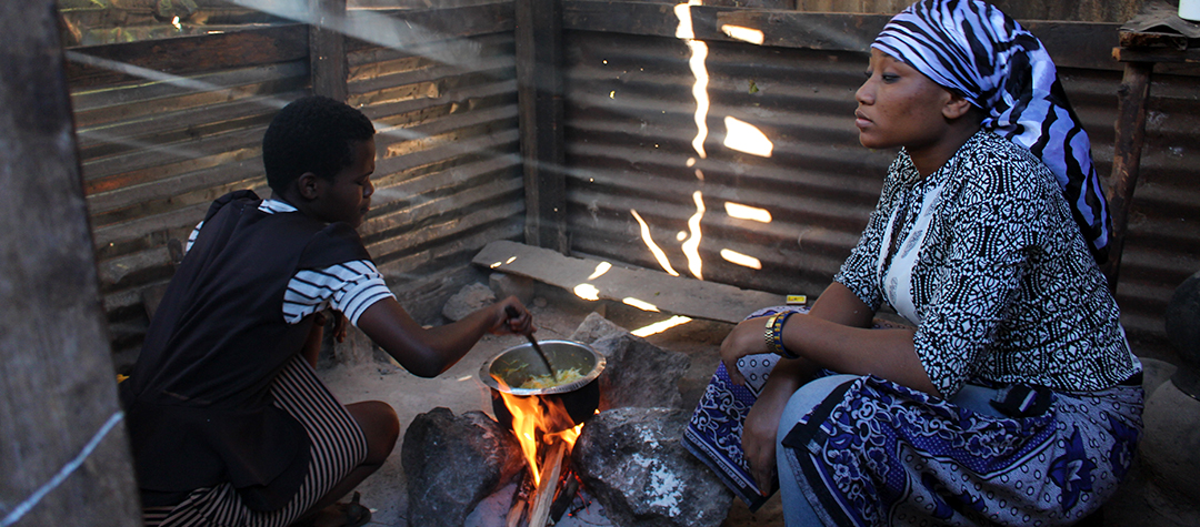 Nice och Nancy bor i Tanzania och till middag brukar de göra vitkålswok med morötter. Vitkål är nyttigt och gott. Woken brukar de ha som tillbehör till en köttgryta eller en grönsaksgryta.